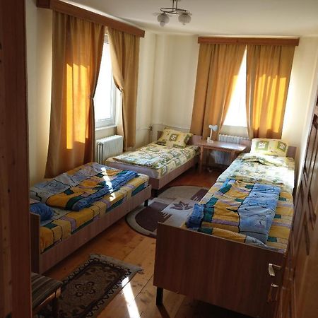 Lary Hostel Sučava Exteriér fotografie