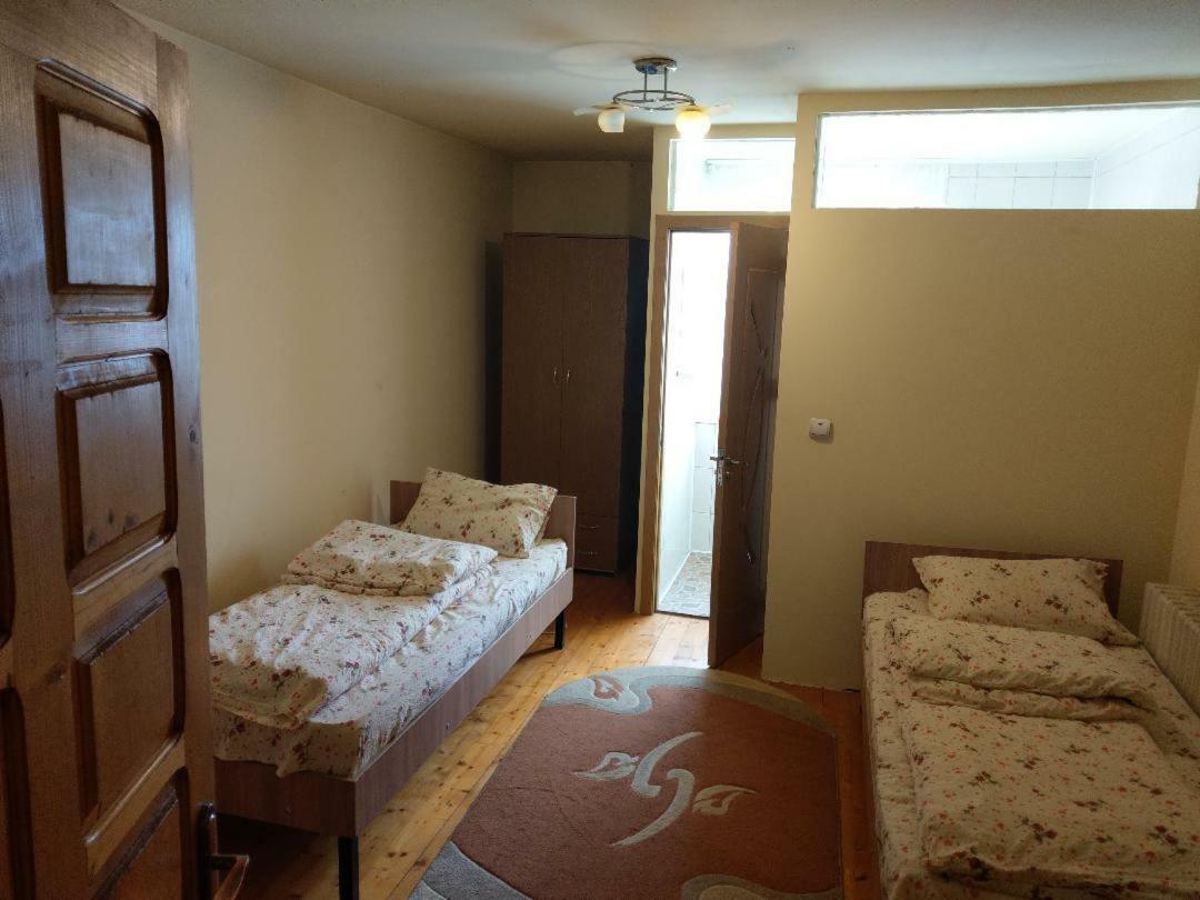Lary Hostel Sučava Exteriér fotografie